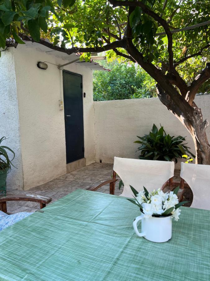 Cosy Guesthouse-Souterrain With Garden In City Center Corinth Exterior foto
